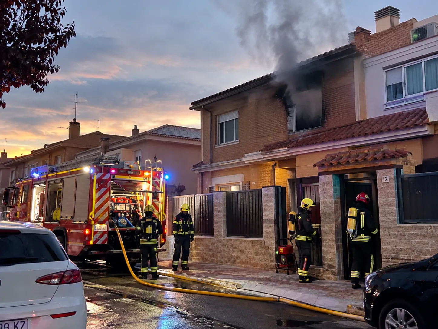 Imagen ilustrativa de bomberos durante una intervención por incendio en una vivienda.